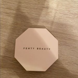 Fenty beauty highlighter in “trophy wife”
